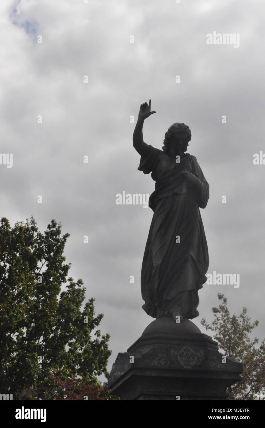 Ángel estatua en un cementerio católico Foto de stock