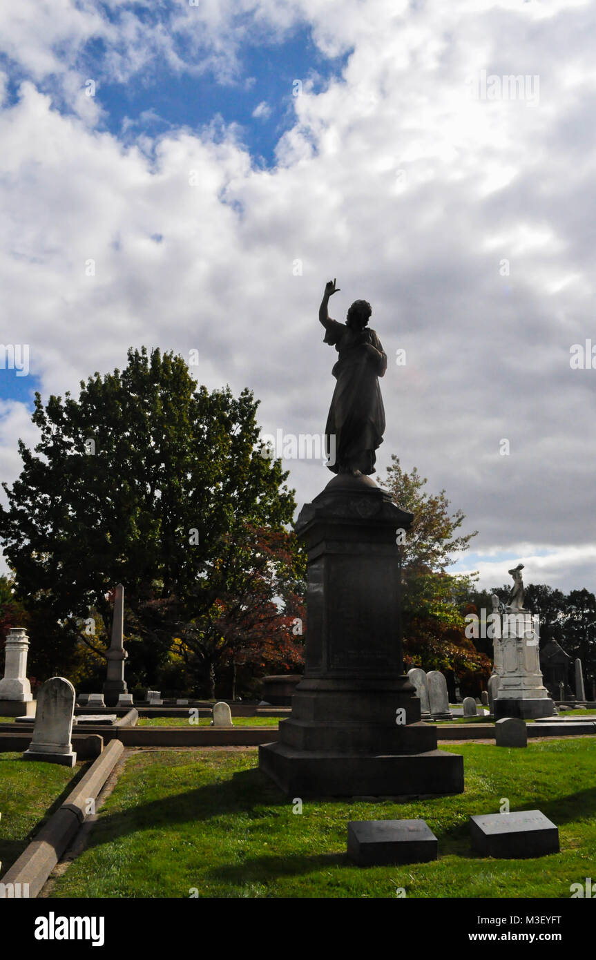Ángel estatua en un cementerio católico Foto de stock
