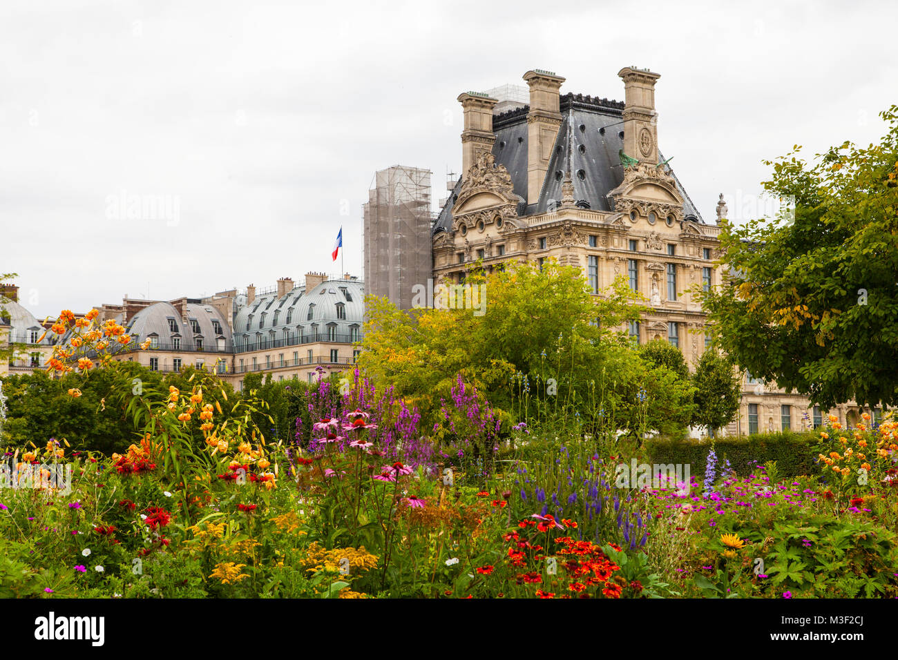 PARIS - Julio 15, 2014: el famoso jardín de las Tuileries (Jardin des Tuileries). Hermosa y popular jardín público situado entre el Museo del Louvre y el P Foto de stock