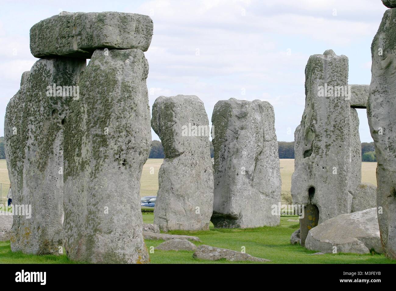 STONEHENGE Stonehenge ist ein in der Jungsteinzeit begründetes und mindestens bis in die Bronzezeit benutztes Bauwerk in der Nähe von Amesbury, en Wiltshire, Inglaterra, etwa 13 kilómetro nordwestlich von Salisbury. Es besteht aus einer Grabenanlage, die eine Megalithstruktur umgibt, welche wiederum aus mehreren konzentrischen Steinkreisen gebildet wird. Foto de stock