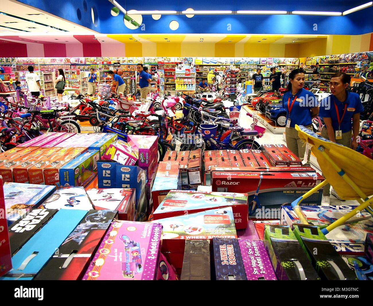 MANDALUYONG CITY, Filipinas - Enero 21, 2018: surtido de juguetes en exhibición en una tienda de juguetes en un centro comercial Fotografía de stock - Alamy