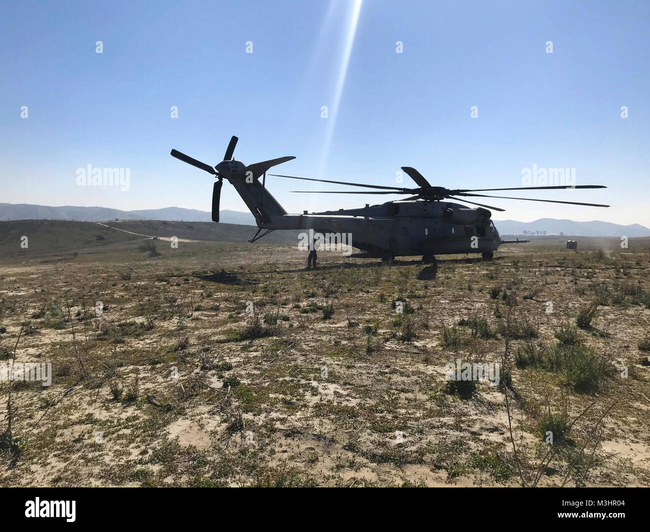 El Sgt. Adam Collins, un jefe de la tripulación del tipo CH-53E con Marina escuadrón de helicópteros pesados (HMH) 465, se prepara para cargar el primer palo de puentes durante el paracaídas y las operaciones de vuelo con el 1er Batallón de reconocimiento de la Marina en el Marine Corps Base Camp Pendleton, California, el 6 de febrero. Durante el paracaídas y saltar las operaciones de combate en tierra, el elemento y el elemento de combate de aviación trabajan juntos para garantizar la seguridad y el cumplimiento de la misión durante el entrenamiento. (Ee.Uu. Marine Corps Foto de stock