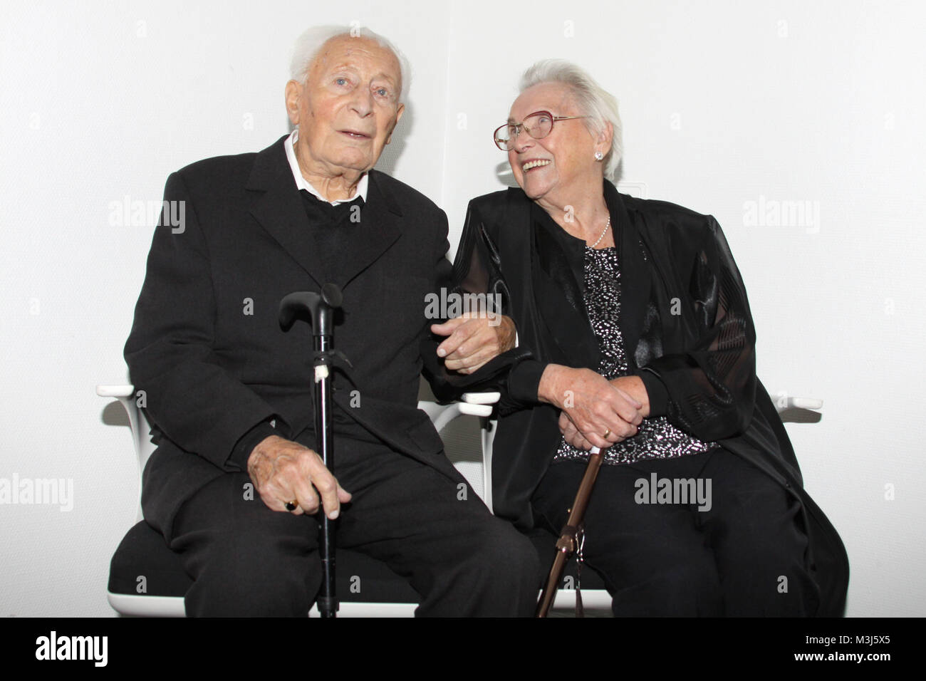Lanz, Aufzeichnung, 02.11.2009, Auf dem Traumschiff haben sich die damals 88-jaehrige Erna Breitsprecher und der 91-jaehrige Otto Punzel und lieben kennen gelernt. Guerra das neun vor Jahren. Jetzt hat sich das Paar das Jawort gegeben. Foto de stock