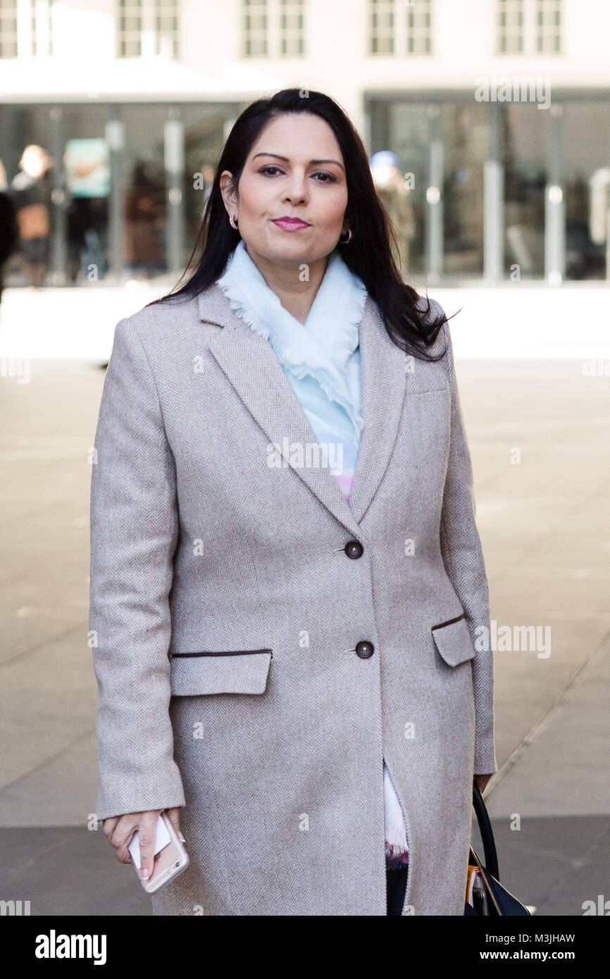 Londres, Reino Unido. El 11 de febrero de 2018. Priti Patel dejando la BBC Broadcasting House después de aparecer en el Andrew Marr Show. Crédito: Vickie Flores/Alamy Live News Foto de stock