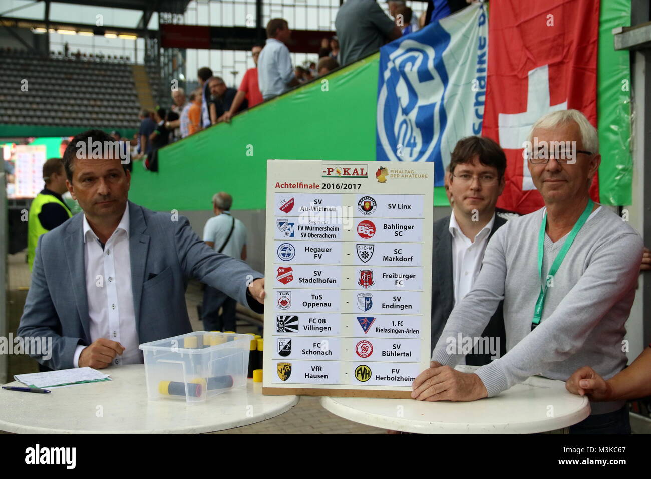 Auslosung Achtelfinale SBFV-Pokal 2016/17: v.li. Christian Heidel Vorstand Deporte (Schalke 04) fungierte als Glücksfee, rechts, Vicepresidente Dr. Christian Dusch (SBFV) - La DFB-Pokal 16/17 1 HR: FC 08 Villingen - Schalke 04 Foto de stock