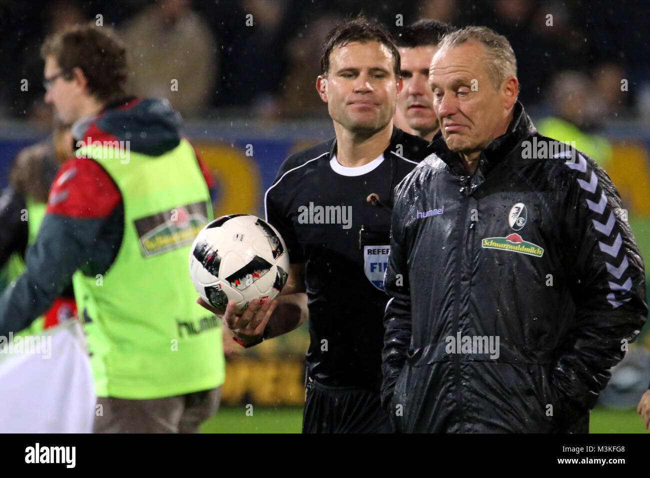 Oder Gesprächsbedarf Anschweigen: v.li. Dr. Felix Brych (München) und Trainer Christian Streich (Freiburg), Auf dem Weg zur Kabine, 1. BL: 16-17 - 10. Spieltag - Freiburg vs. VfL Wolfsburg Foto de stock