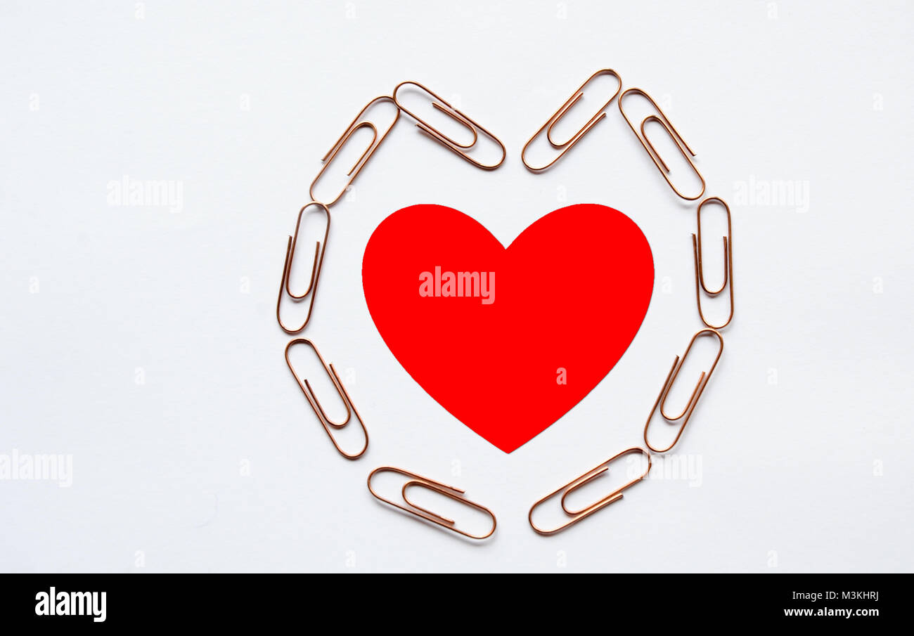 Corazón rojo en forma de corazón un clip sobre fondo blanco, amor y romance  Fotografía de stock - Alamy