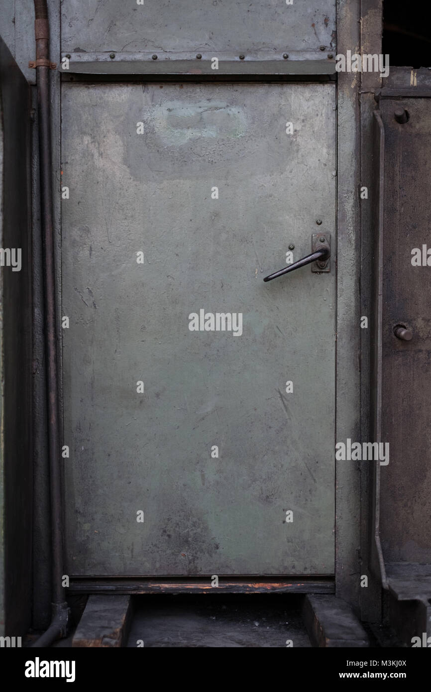 Estantería Metálica antigua puerta , vintage de manija de puerta de hierro  Fotografía de stock - Alamy