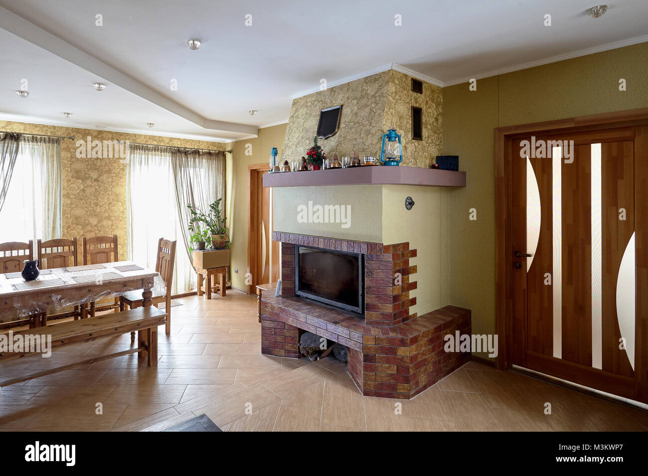 Chimenea y mesa de comedor con asientos, lámparas y árbol de Navidad ... Chimenea y mesa de comedor con asientos, lámparas y árbol de Navidad ...