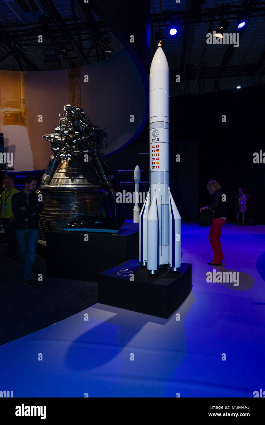 BERLIN, ALEMANIA - Junio 01, 2016: El stand de la Agencia Espacial Europea. El modelo de los vehículos de lanzamiento Ariane 6. Exposición ILA Berlin Air Show 2016 Foto de stock