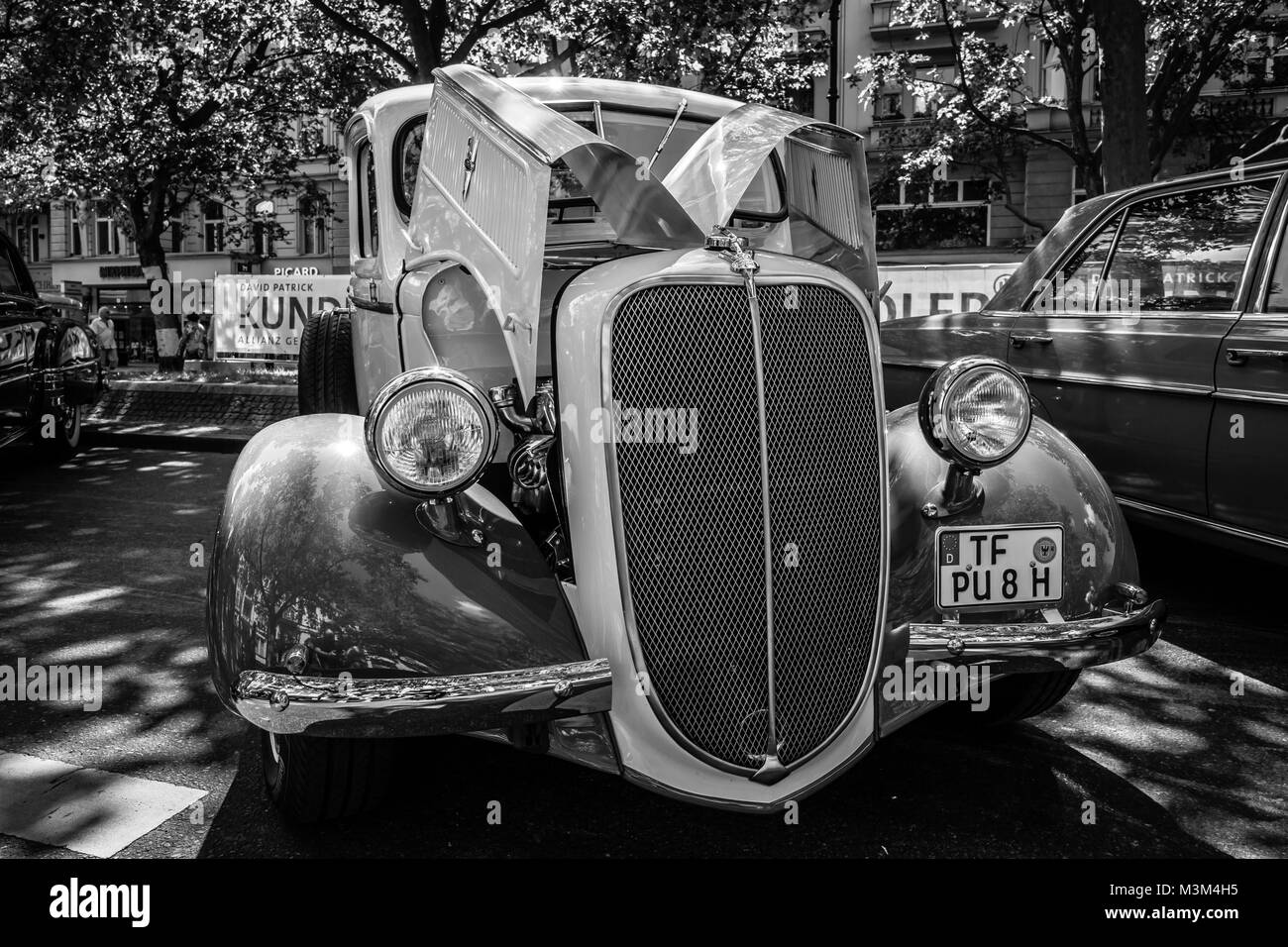 Berlín - Junio 05, 2016: Vintage Pickup Ford V8 Modelo 85, 1938. Blanco y negro. Días clásicos Berlin 2016. Foto de stock