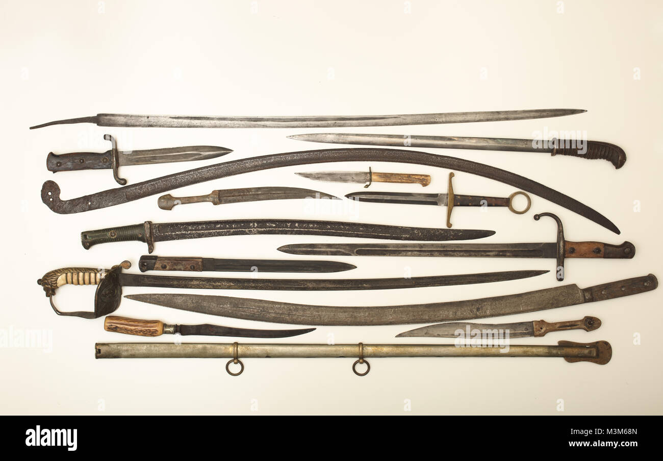 Vitrina con cuchillos y espadas antiguo e histórico sobre un fondo blanco  en una exposición en un museo o coleccionistas showcase Fotografía de stock  - Alamy