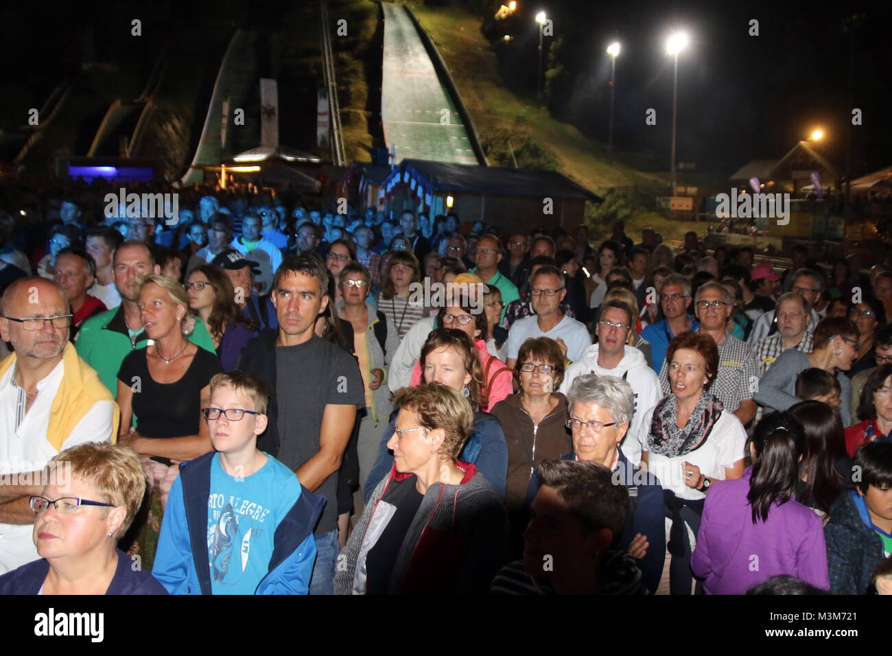 , Staunen Hören und genießen - die Skisprungfans an der Adlerschanze bei der espectáculo al aire libre 'ABBA' Foto de stock