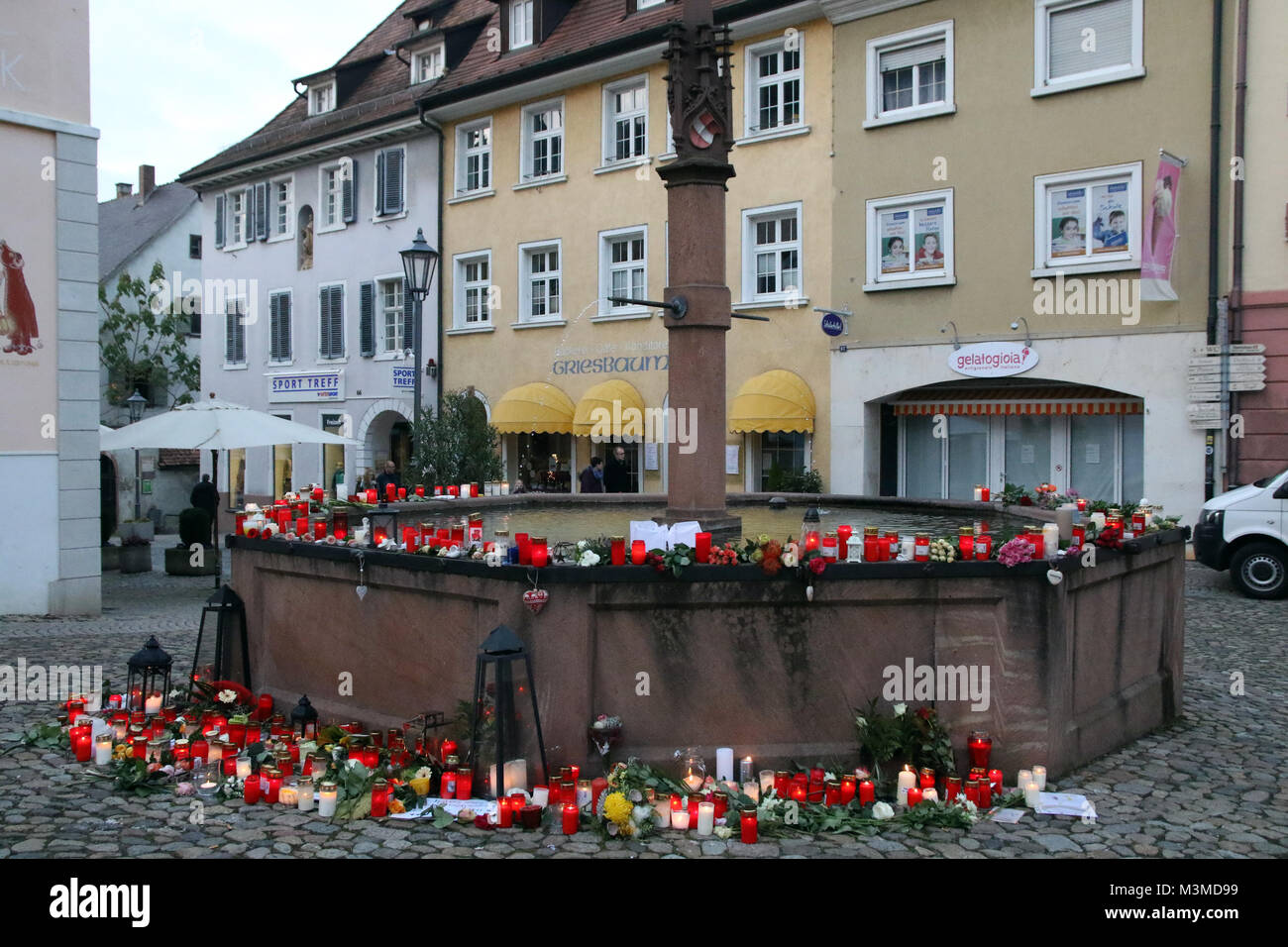 Der Stadtbrunnen von der Trauer Stätte Endingen, für die ermordete  Mitbürgerin Carolin Gruber - Mit großer Trauer und Bestürzung hat die  Bevölkerung der Stadt Endingen, aber auch die ganze región auf den