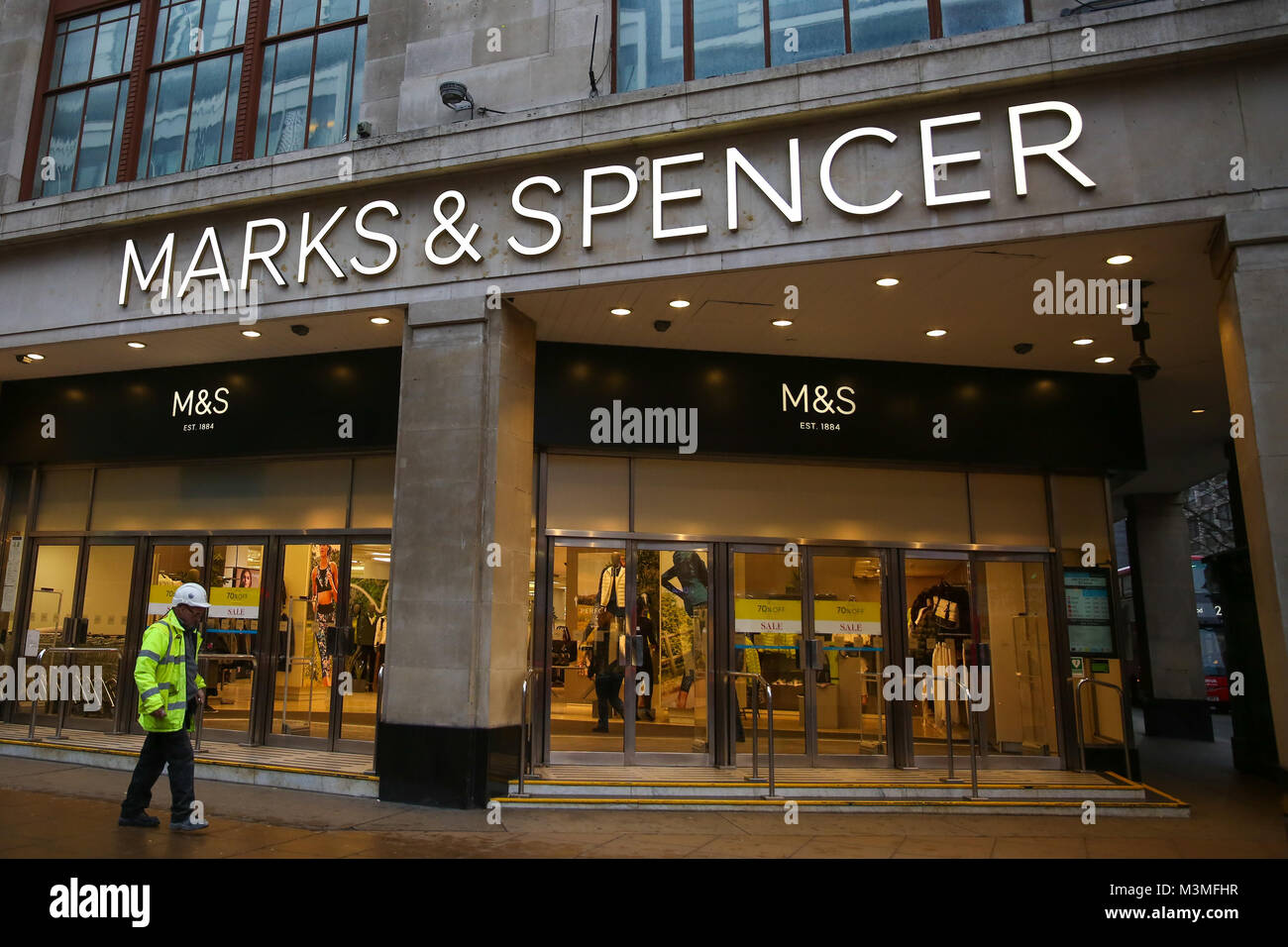M&S informa de una caída de 2,8% en igual a como las ventas de sus prendas de vestir y hogar división durante el trimestre de Navidad. Incluye: Una vista externa de Marks & Spencer's store en Oxford Street, Londres, donde: Londres, Reino Unido cuando: 11 de enero de 2018. Crédito: WENN.com Foto de stock