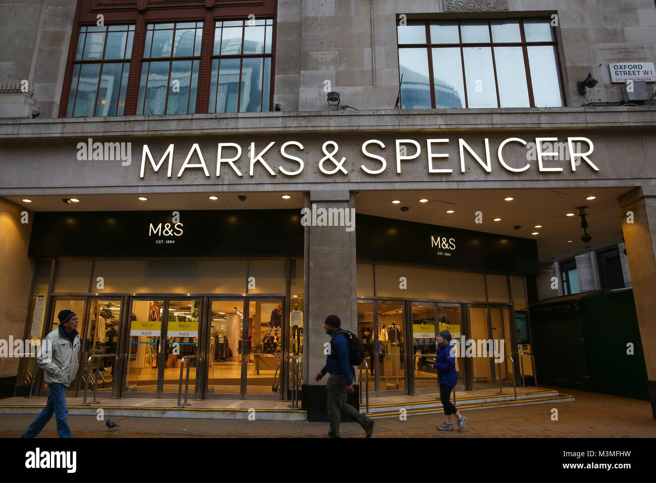 M&S informa de una caída de 2,8% en igual a como las ventas de sus prendas de vestir y hogar división durante el trimestre de Navidad. Incluye: Una vista externa de Marks & Spencer's store en Oxford Street, Londres, donde: Londres, Reino Unido cuando: 11 de enero de 2018. Crédito: WENN.com Foto de stock