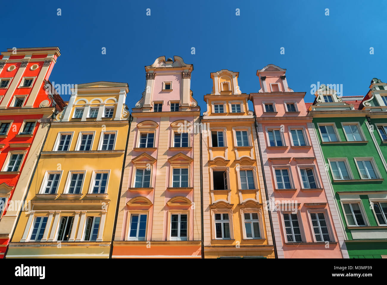 Coloridas casas en la plaza del mercado de Wroclaw, Polonia. Adosados en plaza del mercado medieval, rynek. Centro de la ciudad, antiguas casas. Los conventillos, popular l Foto de stock