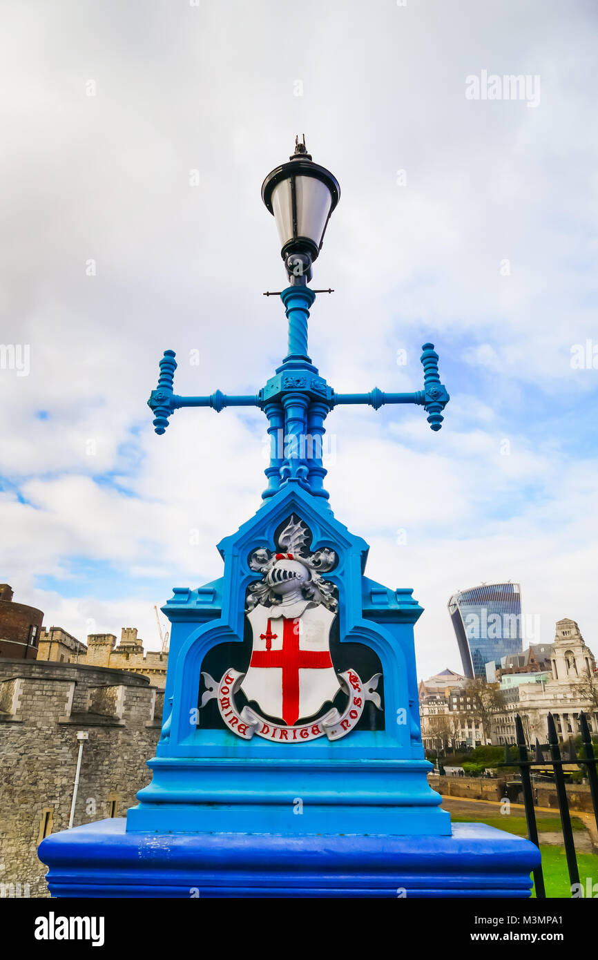 Vintage decorativa lámpara de la calle puesto cerca de uno de los monumentos más famosos de Londres, la histórica Torre de Londres, cerca de Tower Bridge en Londres. Inglaterra. Foto de stock