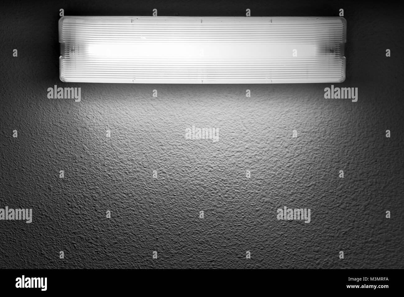 Luz moderna con tubo fluorescente lámpara montada en pared gris Foto de stock