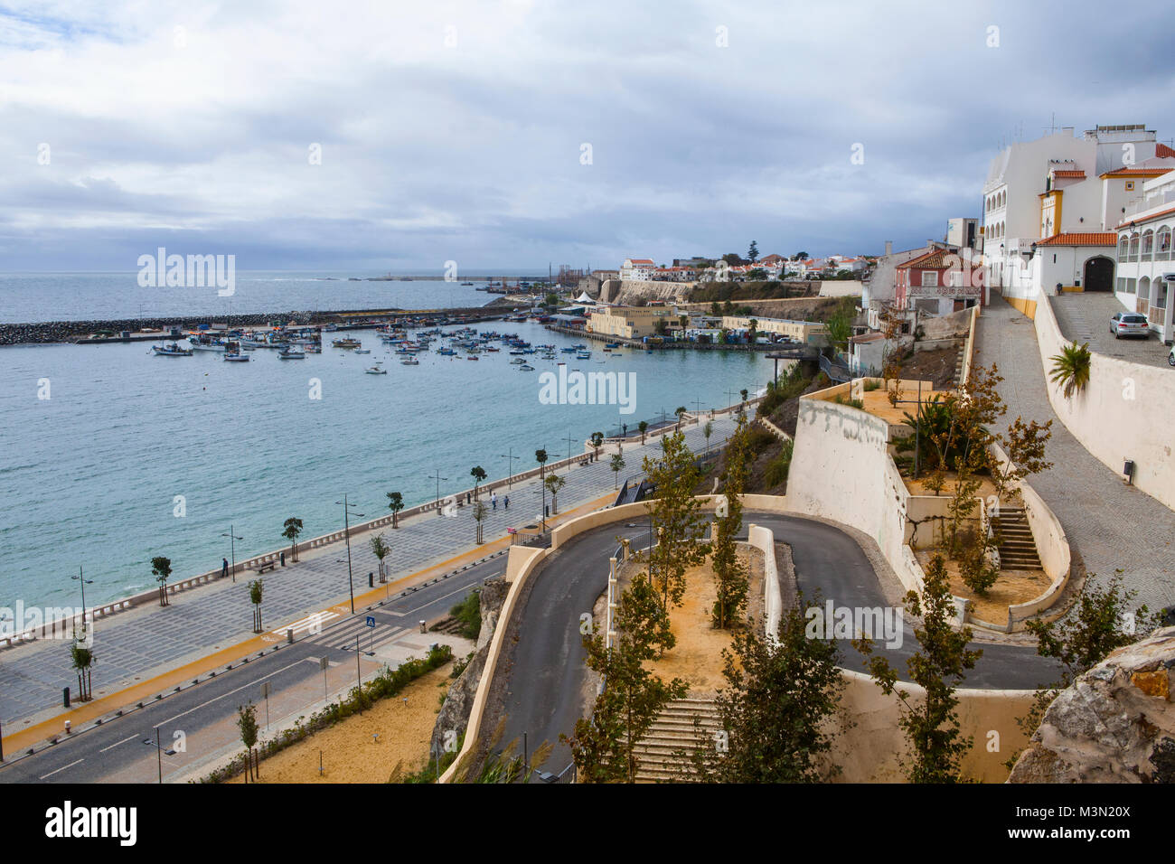 SINES, Portugal - 11 de octubre, 2015: Vista de la Praia de Vasco da Gama en Sines, Portugal. Foto de stock