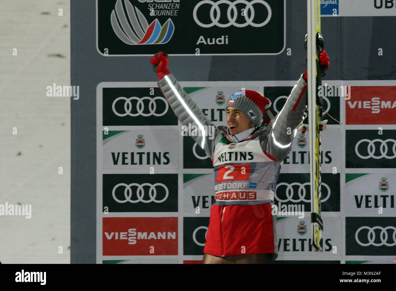 Kamil Stoch (Polen / POL) jubelt über Platz zwei Auftaktspringen Vierschanzentournee Oberstdorf 2016 Foto de stock