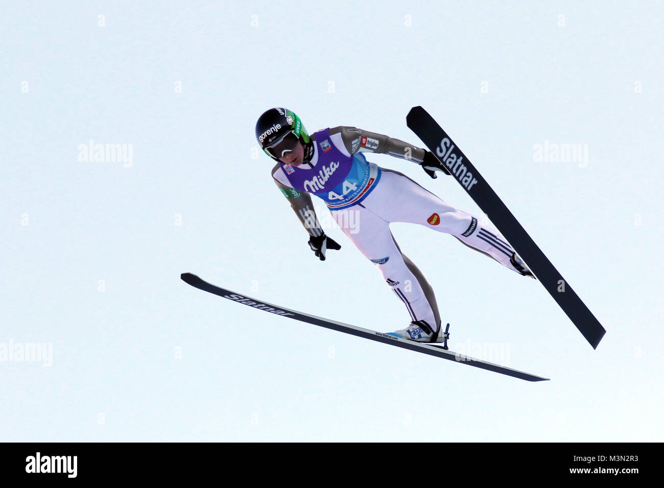 Cene Prevc (Slowenien / Slo) im Flug bei der Qualifikation Neujahrsskispringen Garmisch-Partenkirchen 2016 Foto de stock