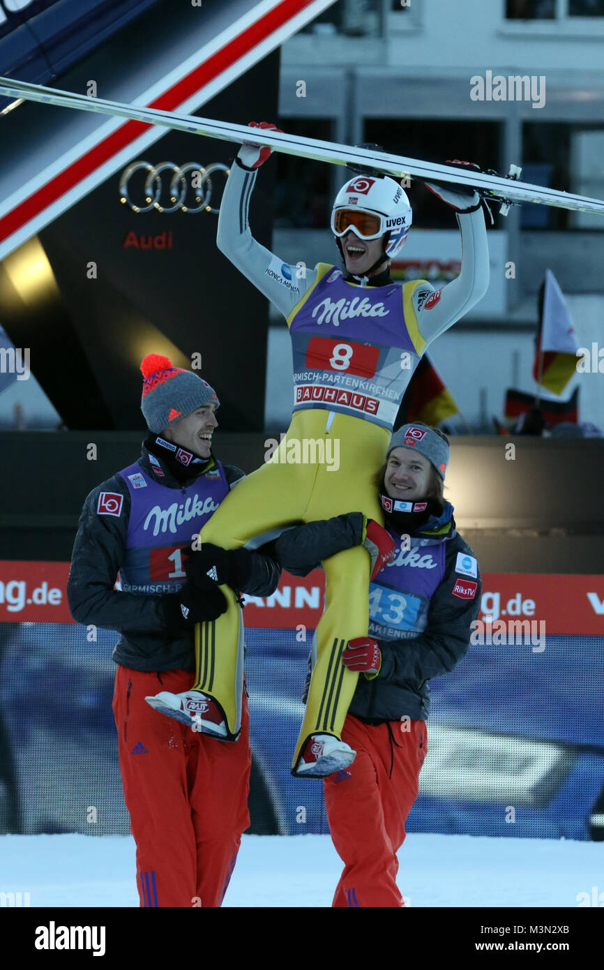 Von den Geschultert Teamkameraden: Daniel Andre Tande (Norwegen / ni) hat das gewonnen Neujahrsskispringen Garmisch-Partenkirchen 2017. Foto de stock