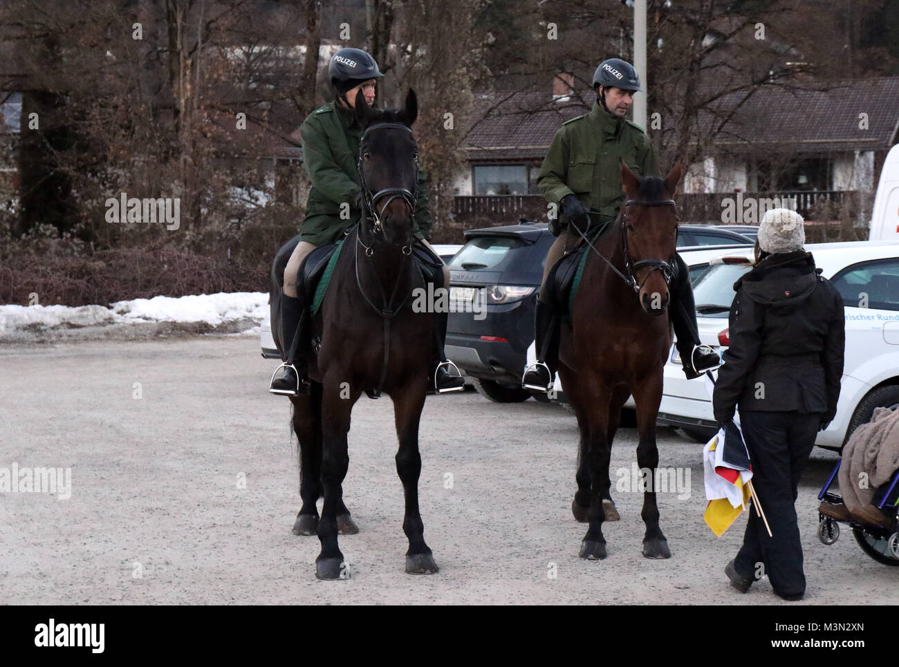 Polizei Berittene beim Neujahrsskispringen Garmisch-Partenkirchen 2017 Foto de stock