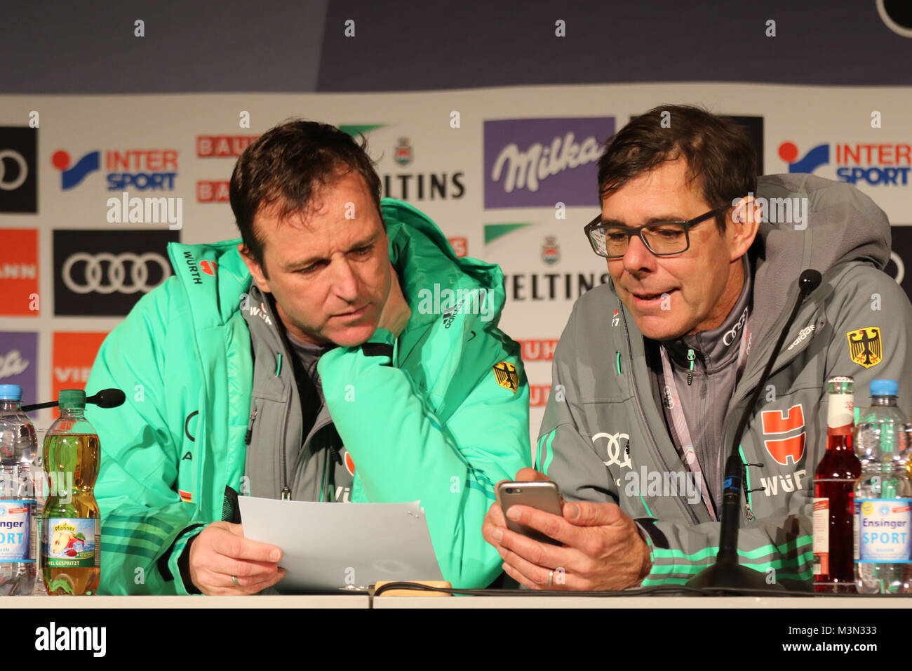 Werner Schuster (Skispringen Bundestrainer) mit DSV-Pressesprecher Ralph Eder bei der Pressekonferenz Foto de stock