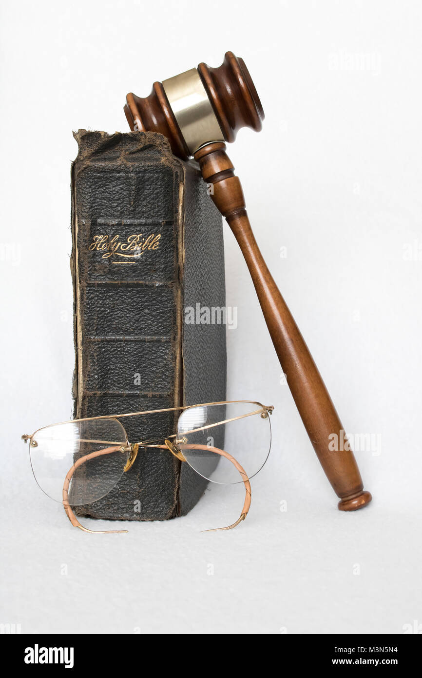 Biblia de antigüedades con martillo y Vidrios Antiguos sobre fondo blanco  Fotografía de stock - Alamy