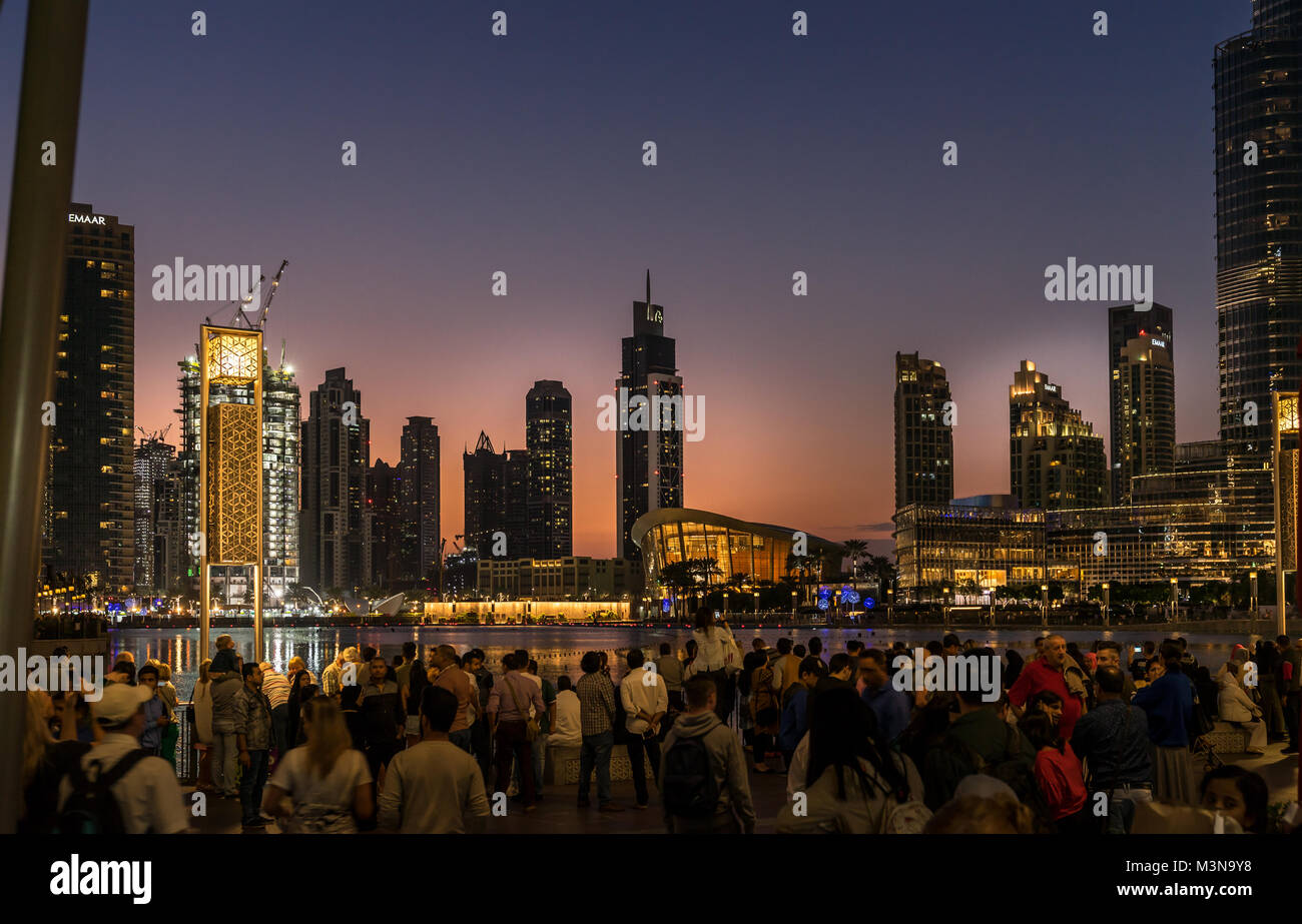 Dubai, aue - Jan 9, 2018. La gente disfruta de la noche con baile periódicas del rendimiento del agua en la fuente en Dubai Burj Khalifa Lake Foto de stock