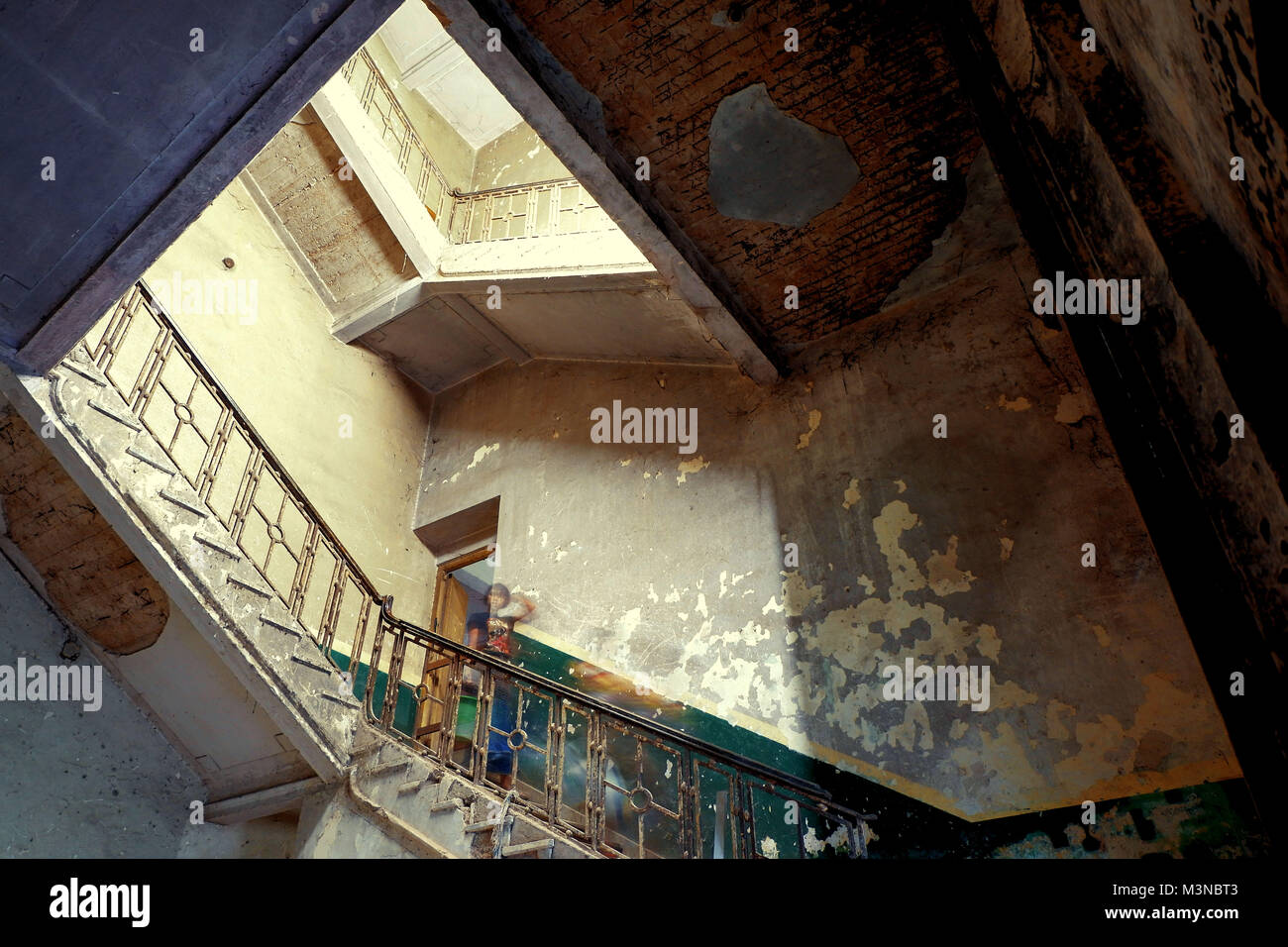 Edificio abandonado de la escalera interior del casco antiguo de la ciudad de Yangon Myanmar Foto de stock