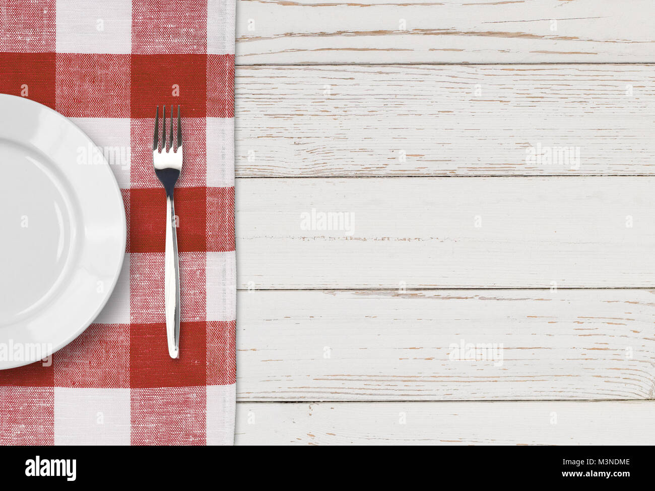 Plato, cuchillo y tenedor en vista superior de mesa blanco Foto de stock