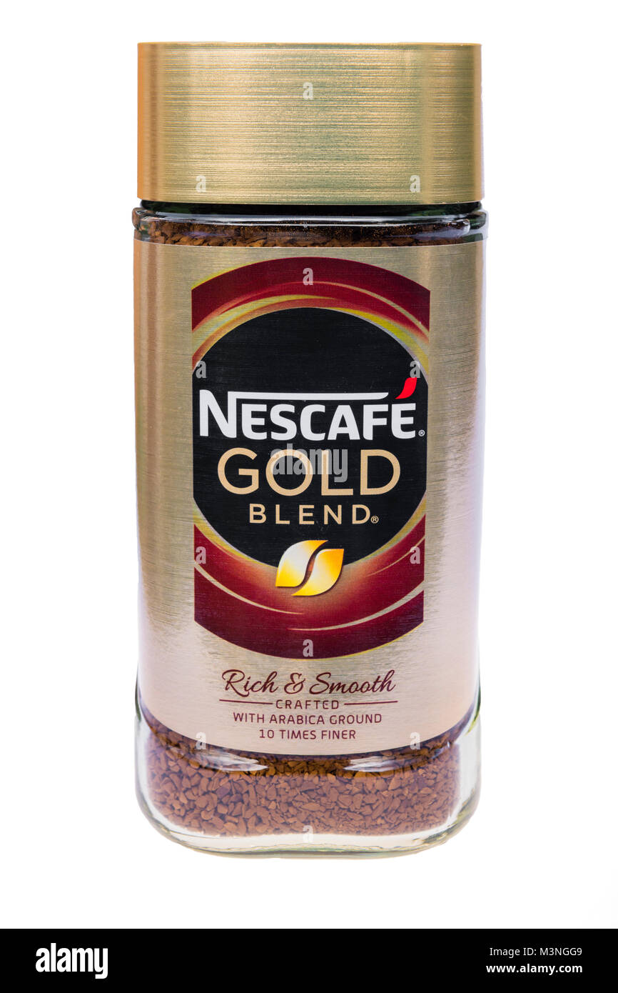 Nescafé Gold Blend de café instantáneo en un frasco de vidrio, Reino Unido. Cortar o aislado sobre un fondo blanco. Foto de stock