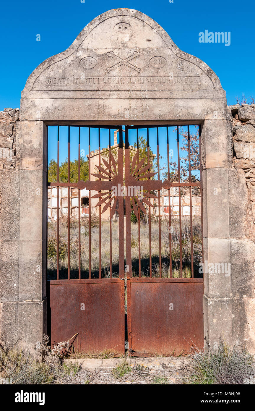 Puerta del cementerio fotografías e imágenes de alta resolución - Alamy