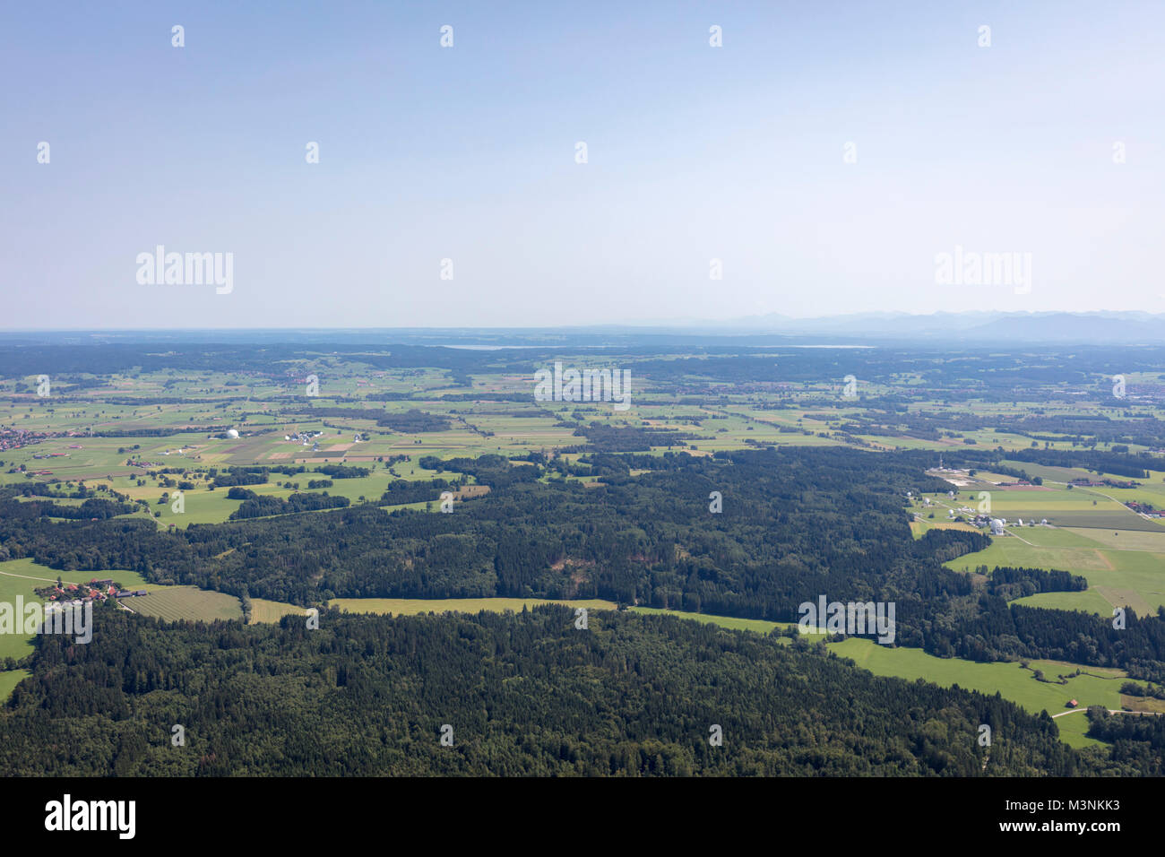 Vista aérea de la Deutsches Zentrum für Luft- und Raumfahrt Weilheim y Erdfunkstelle Raisting, Baviera, Alemania Foto de stock