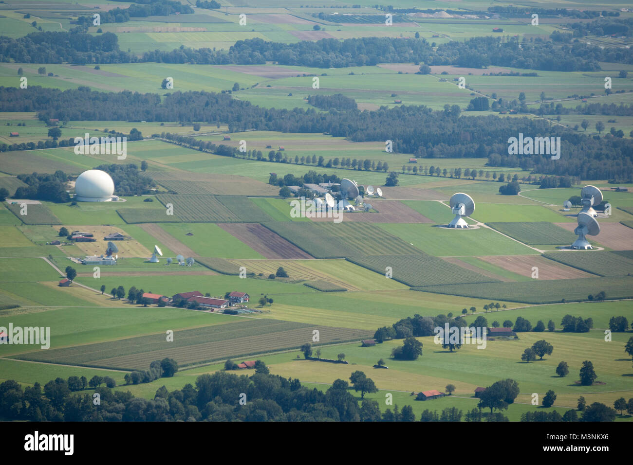 Vista aérea de la estación de radio tierra Erdfunkstelle Raisting, Baviera, Alemania Foto de stock