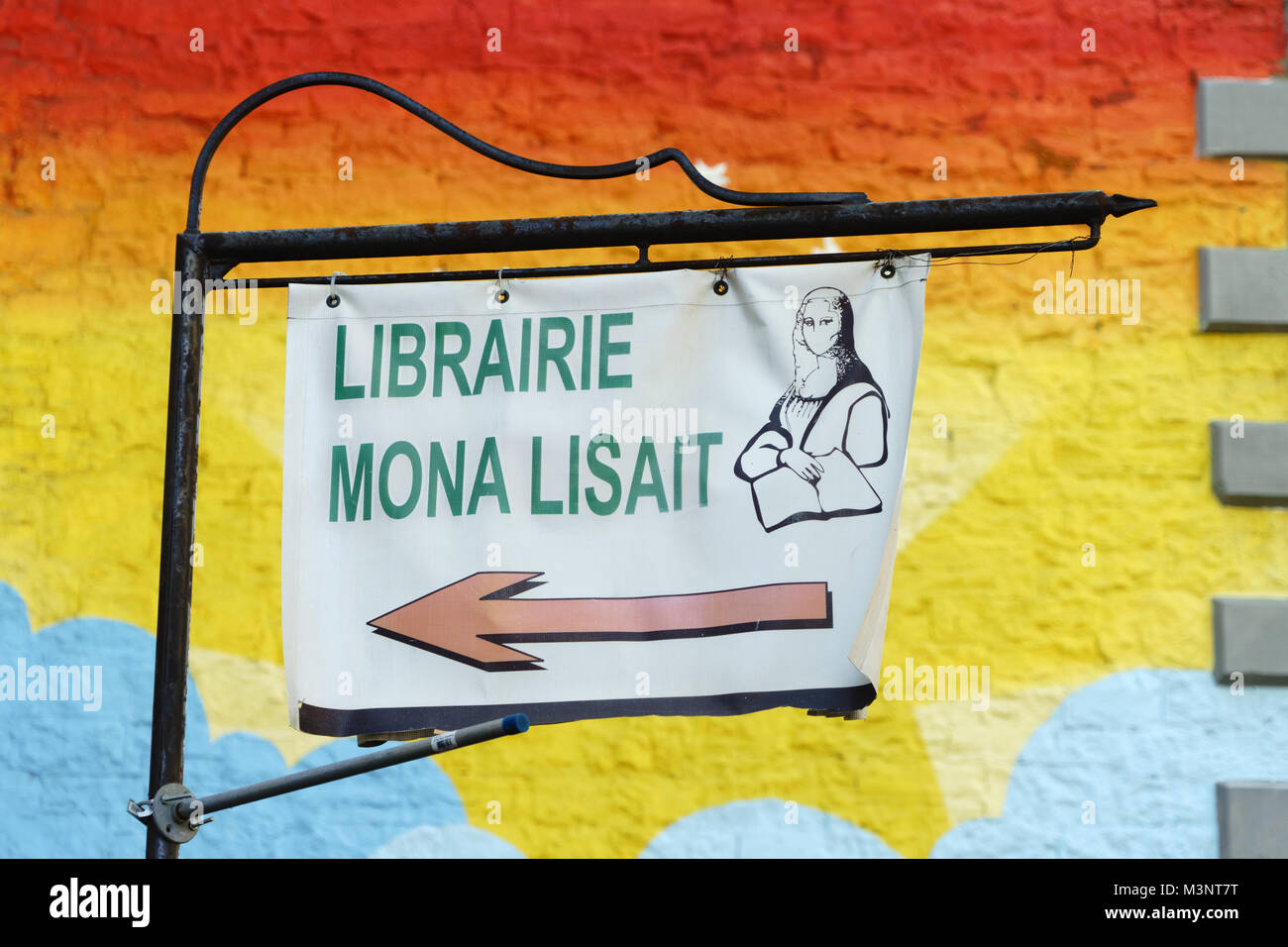 Signo de una librería. 'Mona Lisait' significa 'Mona estaba leyendo', juego de palabras en francés sobre la Mona Lisa. Montreal, provincia de Quebec, Canadá. Foto de stock