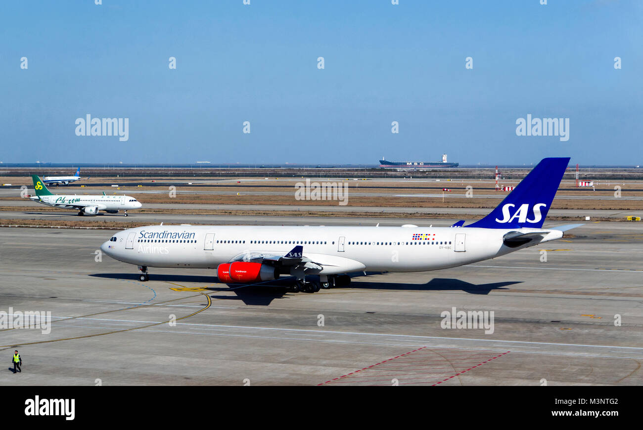 Airbus A340-313 de SAS desde el aeropuerto internacional de Pudong de Shanghai China Foto de stock