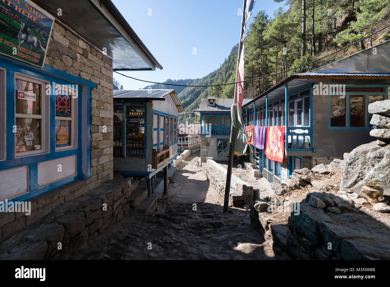 Trekking en el campo base del Everest/tres pases de camino hacia Namche Bazaar, Nepal Foto de stock