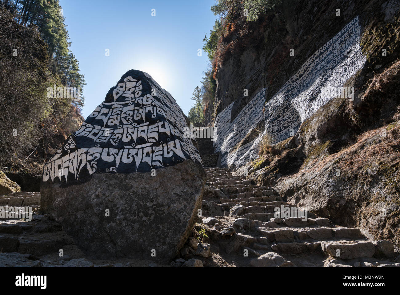 Piedras Mani en el campamento base del Everest trekking en Nepal Foto de stock