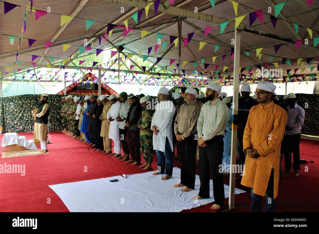 Los hombres del ejército orando Jashn e Wular Festival, Cachemira, India, Asia Foto de stock