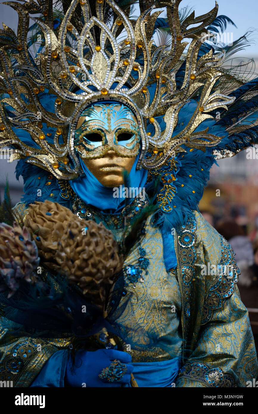 Hombre vestido con un traje para el Carnaval de Venecia 2018. La Piazza San  Marco, Venecia, Italia. El 4 de febrero de 2018 Fotografía de stock - Alamy
