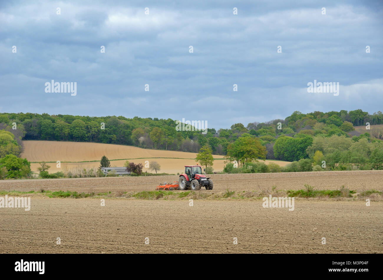 Paisaje agrícola francés con un tractor Foto de stock