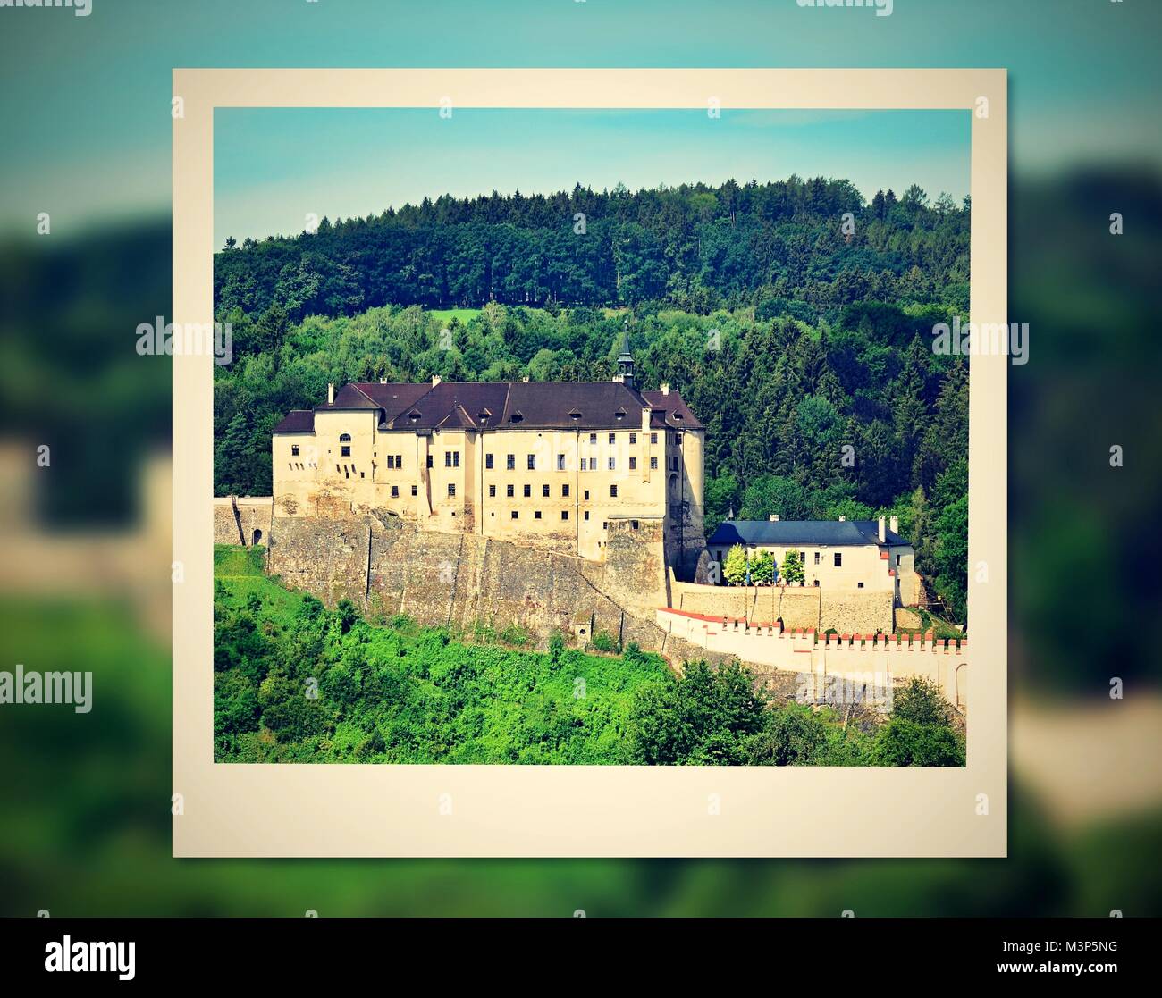 Marco de fotos instantánea con vistas a un castillo. Foto de stock
