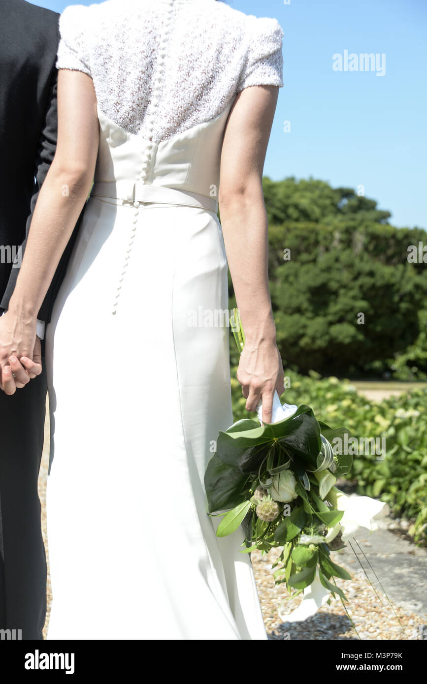Hermosa morenaza la novia y el novio en una boda de estilo tradicional vestido  blanco/traje negro- Decoración Art Deco- día soleado Fotografía de stock -  Alamy