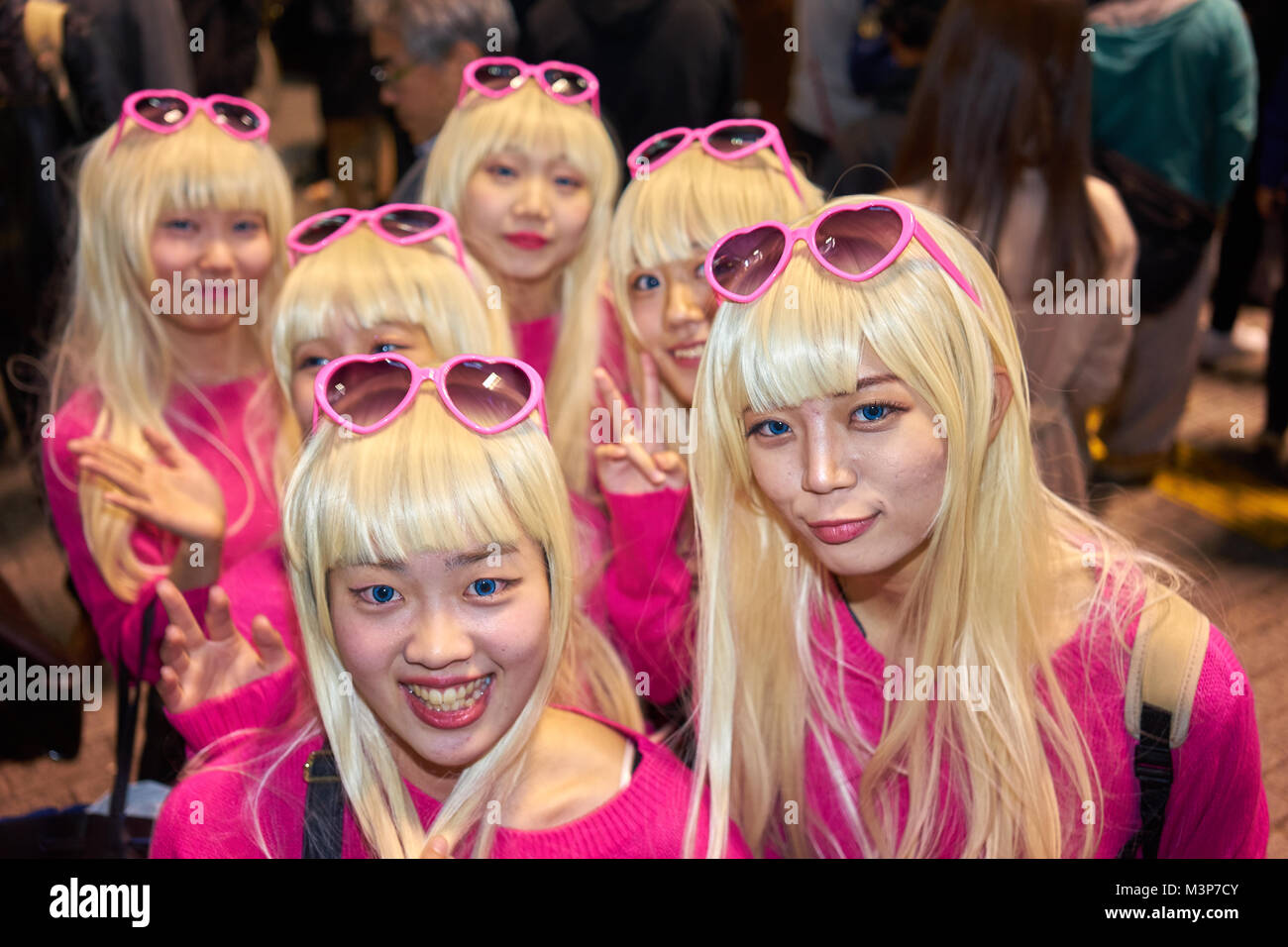 Grupo de jóvenes japoneses niñas vestidas como barbie en fiesta de Halloween en Shibuya, Tokio de stock - Alamy