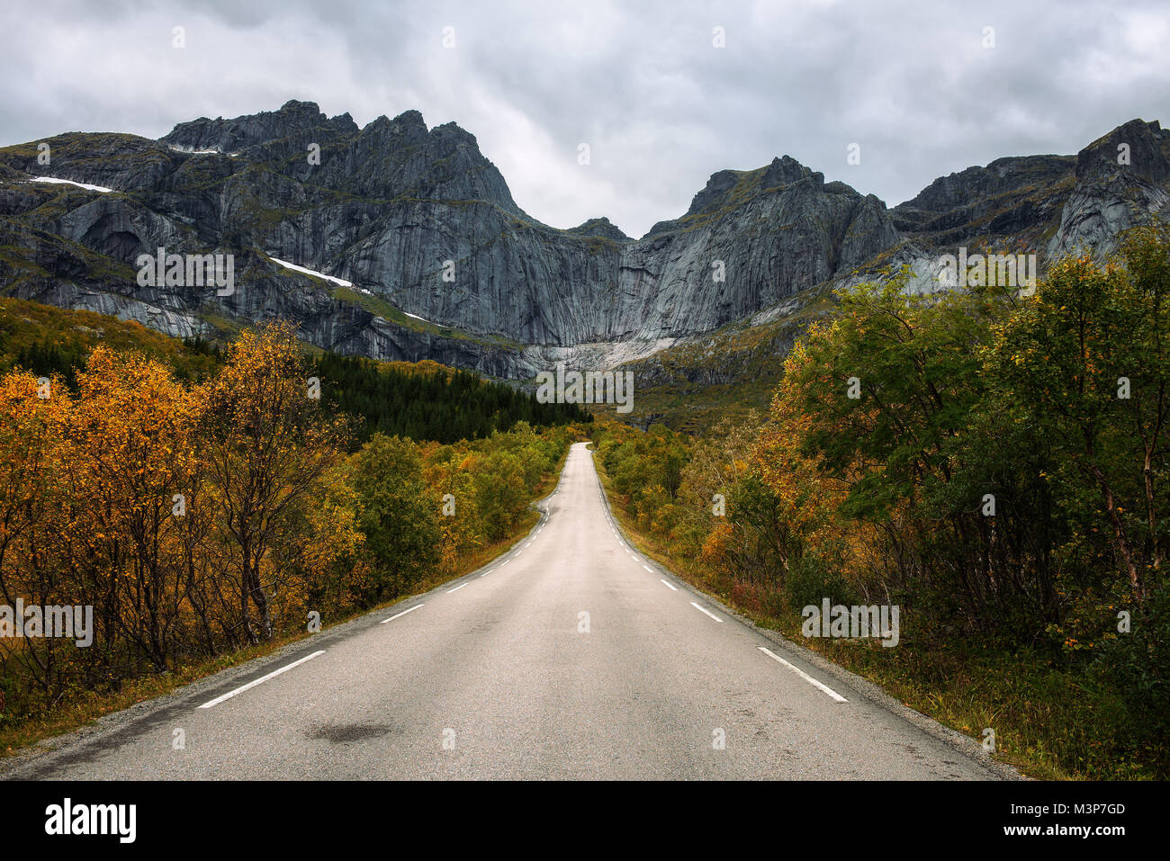 Carretera Escénica en las islas Lofoten, en Noruega, en un soleado día de otoño Foto de stock