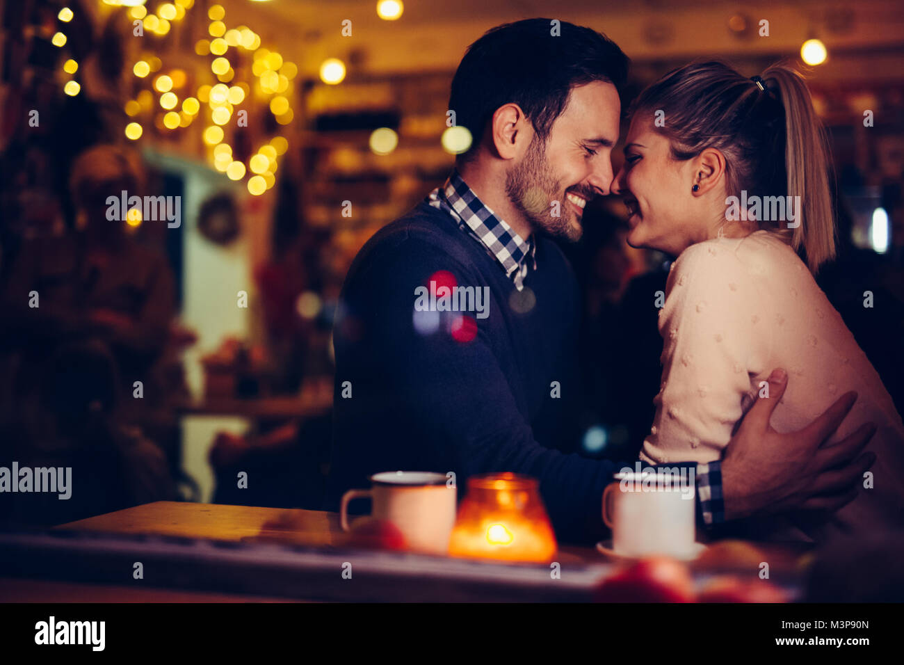 Pareja romántica dating en pub en la noche Foto de stock