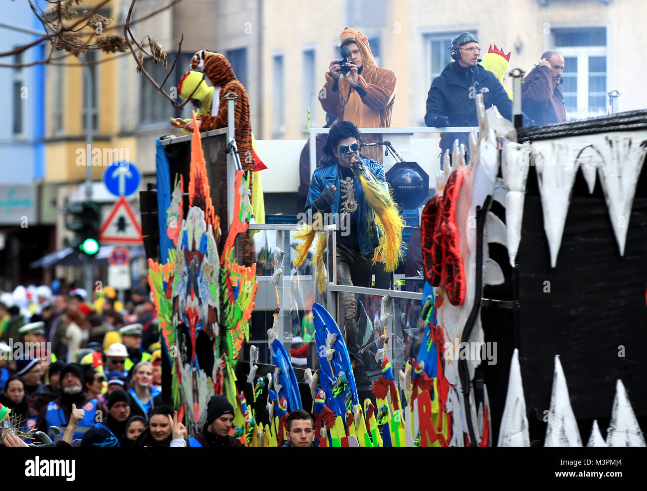 La banda 'Die Hosen" (lit. Los pantalones muertos) realiza durante un concierto en vivo una caricatura flotar en el Rosenmontag (Lunes Carnaval) Carnival procesión en Duesseldorf, Alemania, 12